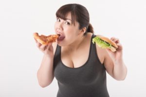 食事中の女性の画像